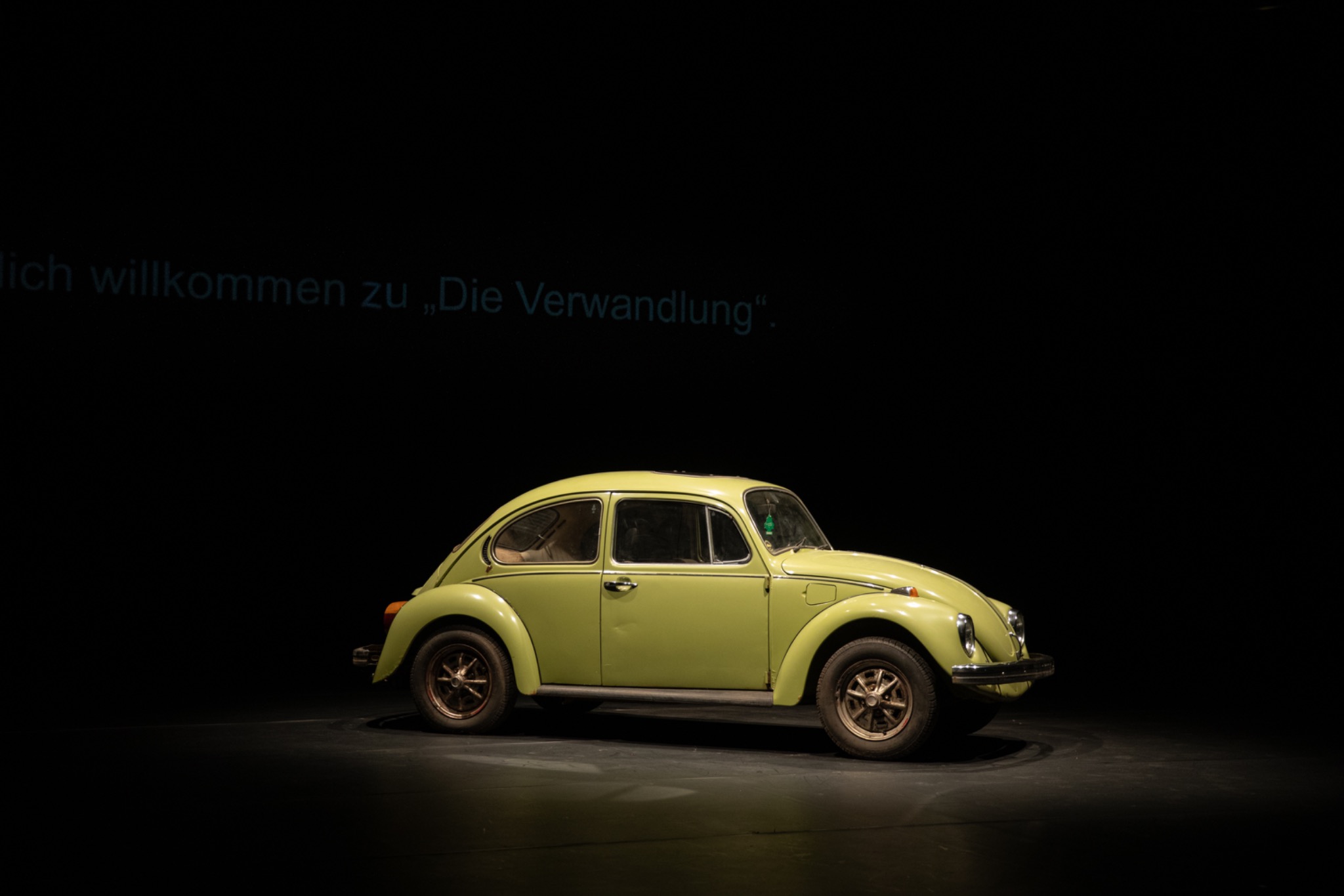 Grüner VW Käfer im Bühnenlicht